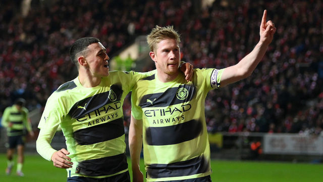 BRISTOL, ENGLAND - FEBRUARY 28: Kevin De Bruyne of Manchester City celebrates after scoring the team's third goal with teammate Phil Foden during the Emirates FA Cup Fifth Round match between Bristol City and Manchester City at Ashton Gate on February 28, 2023 in Bristol, England.