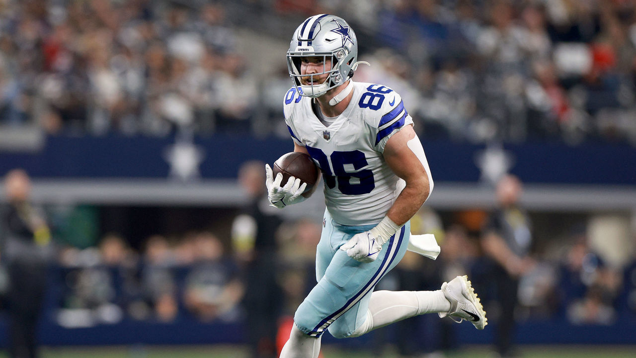 ARLINGTON, TEXAS - DECEMBER 11: Dalton Schultz #86 of the Dallas Cowboys runs with the ball during the first half against the Houston Texans at AT&T Stadium on December 11, 2022 in Arlington, Texas.