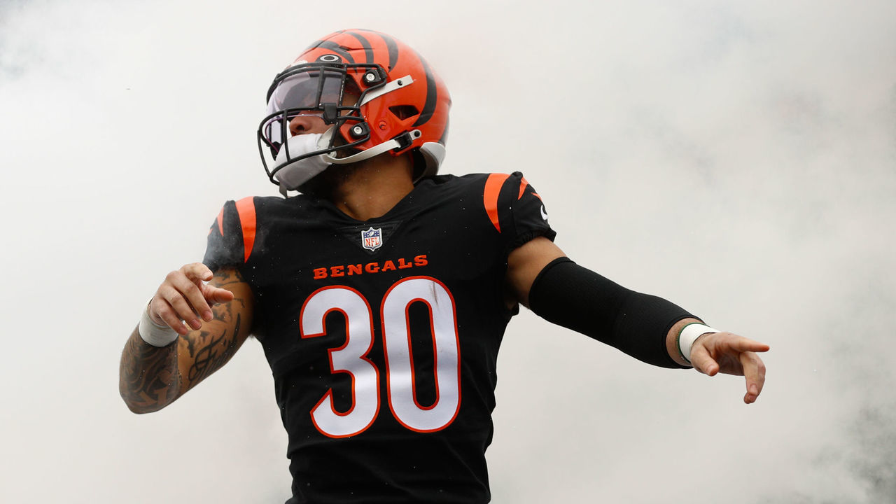 CINCINNATI, OH - DECEMBER 11: Cincinnati Bengals safety Jessie Bates III (30) runs onto the field before the game against the Cleveland Browns and the Cincinnati Bengals on December 11, 2022, at Paycor Stadium in Cincinnati, OH.
