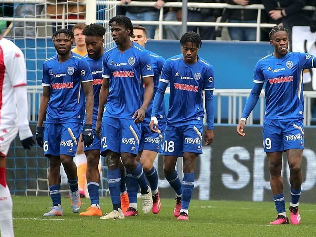 Troyes' teammates celebrate after Troyes' British forward Ike Ugbo (R) scores a goal during the French L1 football match between ES Troyes AC and AS Monaco at Stade de l'Aube in Troyes, north-eastern France on March 5, 2023.
