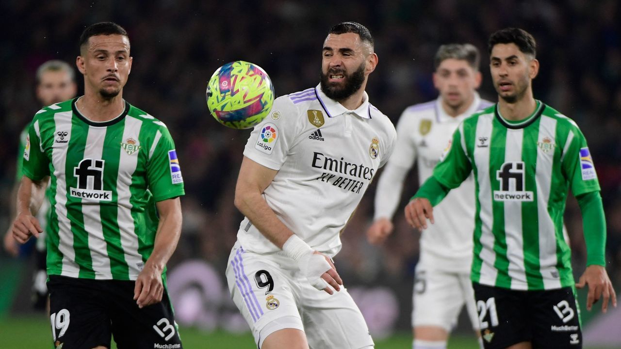 Real Madrid's French forward Karim Benzema (C) vies with Real Betis' Italian defender Luiz Felipe (L) during the Spanish League football match between Real Betis and Real Madrid CF at the Benito Villamarin stadium in Seville on March 5, 2023.