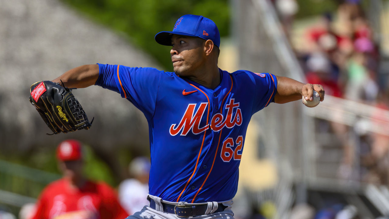 JUPITER, FL - MARCH 05: New York Mets pitcher José Quintana throws the ball from the mound during an MLB spring training game between the New York Mets and the St. Louis Cardinals at Roger Dean Chevrolet Stadium on March 5, 2023 in Jupiter, Florida.