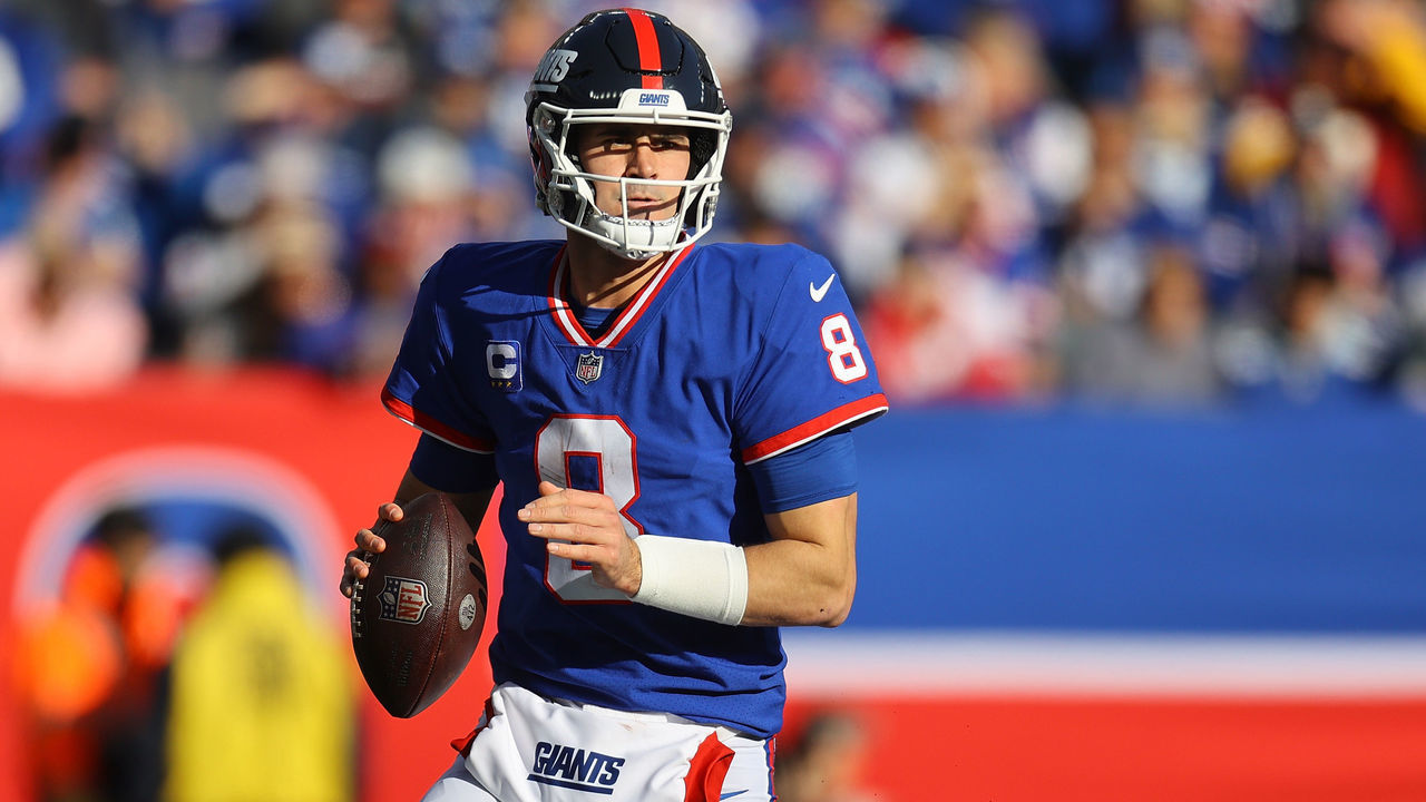 EAST RUTHERFORD, NEW JERSEY - DECEMBER 04: (NEW YORK DAILIES OUT) Daniel Jones #8 of the New York Giants in action against the Washington Commanders at MetLife Stadium on December 04, 2022 in East Rutherford, New Jersey.