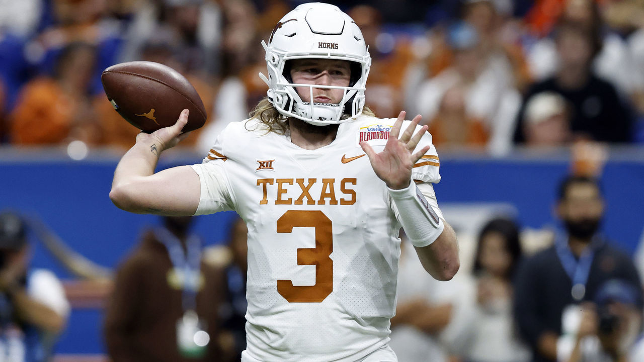 SAN ANTONIO, TX - DECEMBER 29: Texas Longhorns quarterback Quinn Ewers (3) throws the ball against the Washington Huskies during the Valero Alamo Bowl football game at the Alamodome on December 29, 2022 in San Antonio, TX.