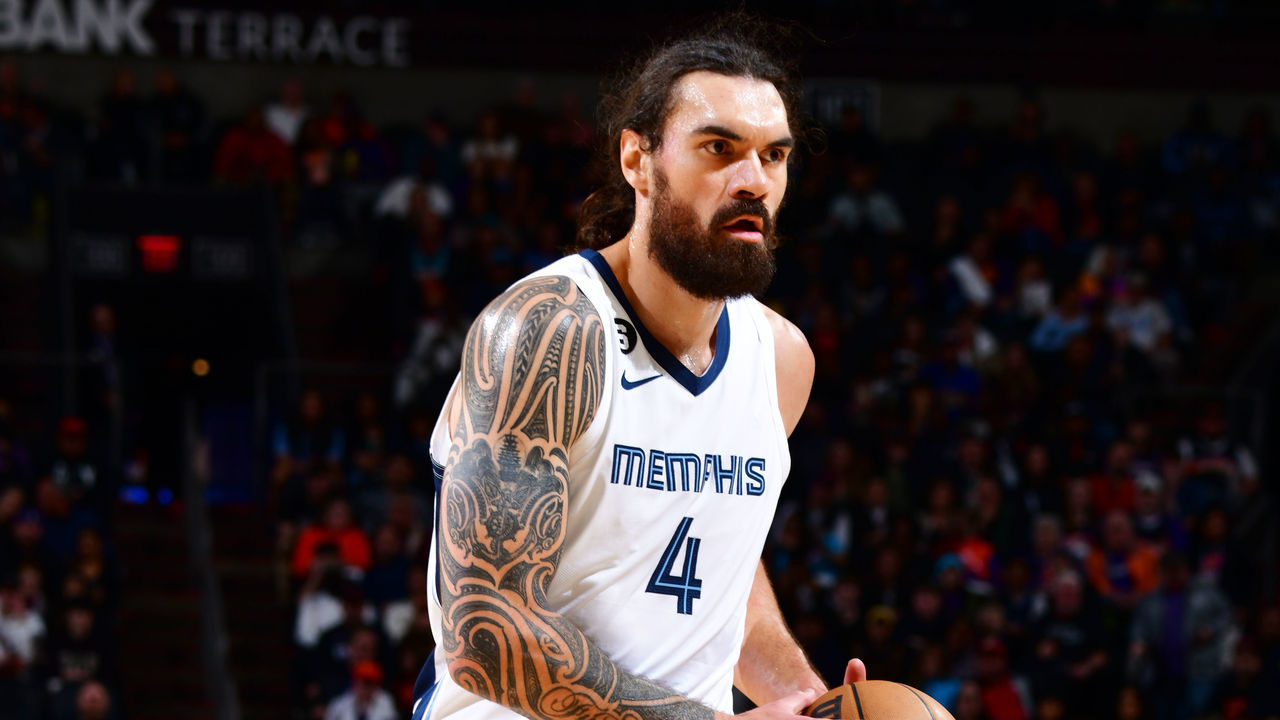 PHOENIX, AZ - JANUARY 22: Steven Adams #4 of the Memphis Grizzlies looks to pass the ball during the game against the Phoenix Suns on January 22, 2023 at Footprint Center in Phoenix, Arizona. Mandatory Copyright Notice: Copyright 2022 NBAE