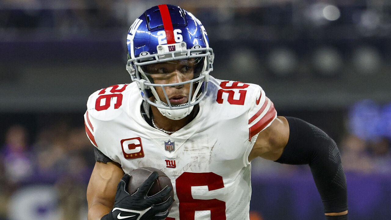 MINNEAPOLIS, MINNESOTA - JANUARY 15: Saquon Barkley #26 of the New York Giants rushes during the fourth quarter against the Minnesota Vikings in the NFC Wild Card playoff game at U.S. Bank Stadium on January 15, 2023 in Minneapolis, Minnesota.