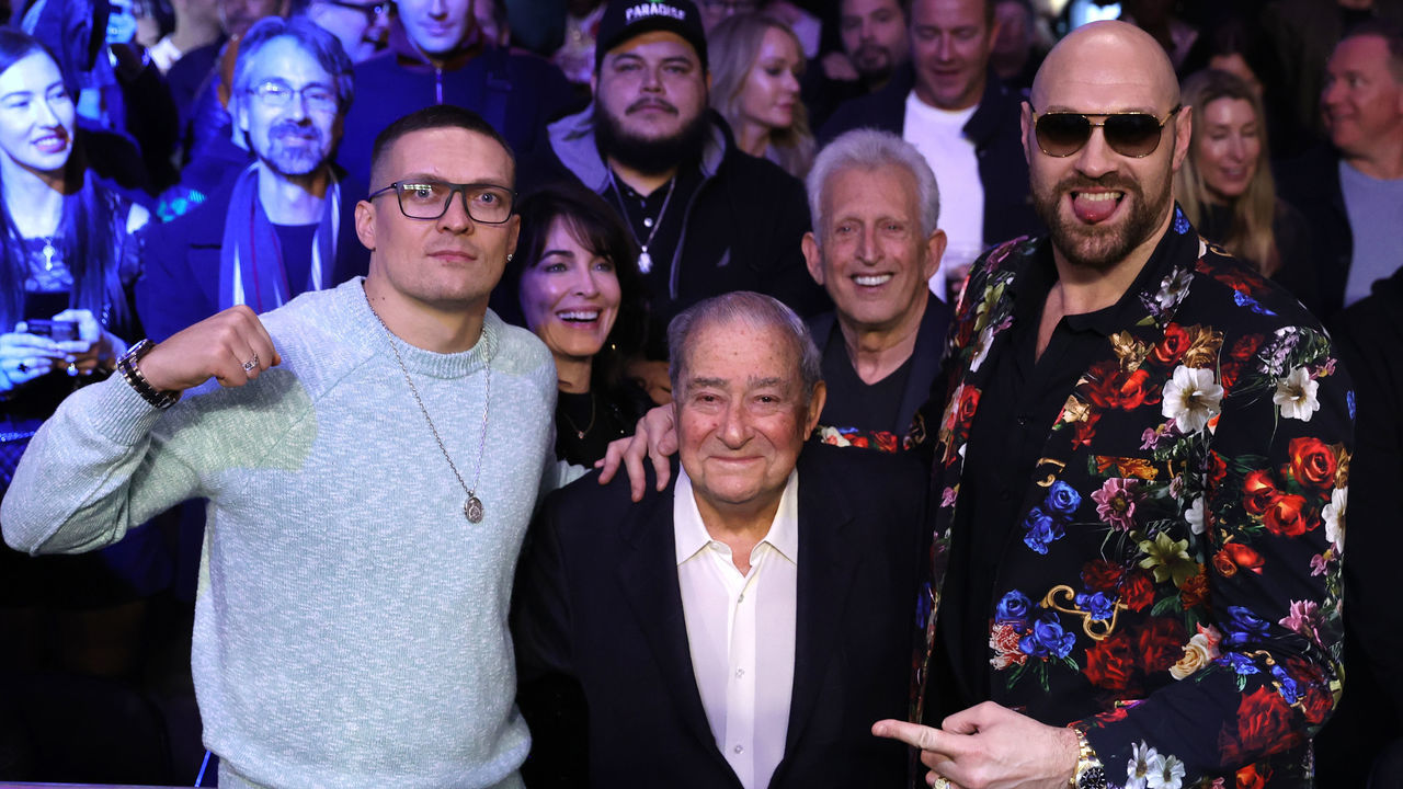 NEW YORK, NEW YORK - DECEMBER 11: (L-R) Oleksandr Usyk, Tyson Fury, and Bob Arum at Madison Square Garden on December 11, 2021 in New York City.
