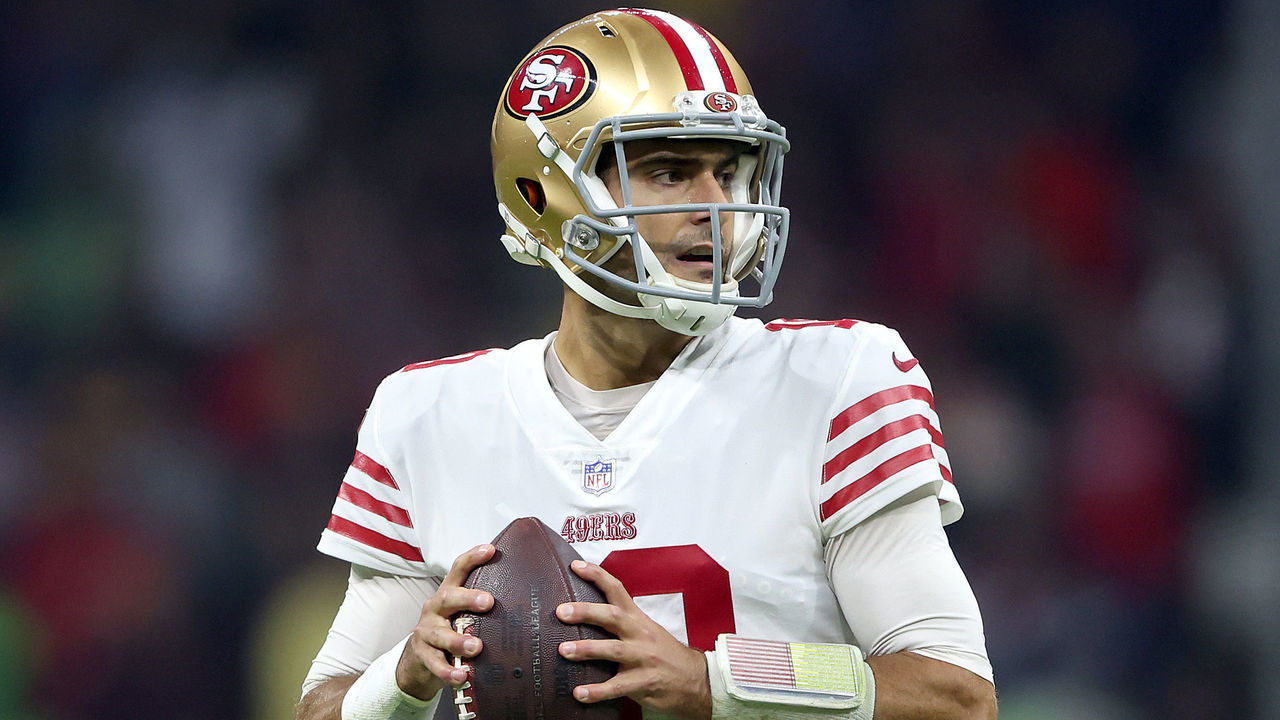 MEXICO CITY, MEXICO - NOVEMBER 21: Jimmy Garoppolo #10 of the San Francisco 49ers passes the ball during the first half of a game against the Arizona Cardinals at Estadio Azteca on November 21, 2022 in Mexico City, Mexico.