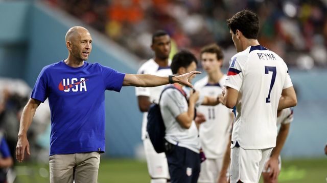 AL-RAYYAN - (l-r) United States coach Gregg Berhalter, Giovanni Reyna of United States during the FIFA World Cup Qatar 2022 round of 16 match between Netherlands and United States at Khalifa International stadium on December 3, 2022 in AL-Rayyan, Qatar . ANP MAURICE VAN STONE