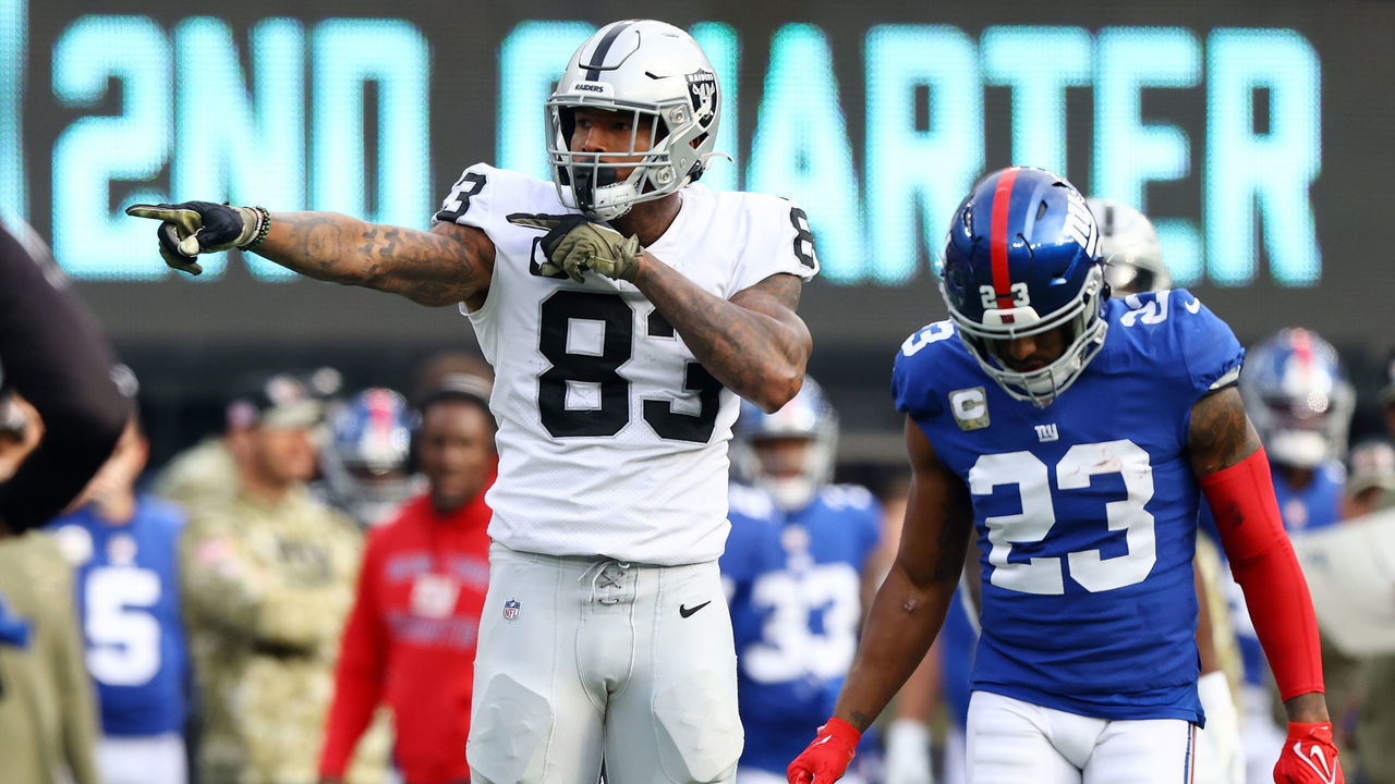 EAST RUTHERFORD, NEW JERSEY - NOVEMBER 07: (NEW YORK DAILIES OUT) Darren Waller #83 of the Las Vegas Raiders in action against the New York Giants at MetLife Stadium on November 07, 2021 in East Rutherford, New Jersey. New York Giants defeated the Las Vegas Raiders 23-16.
