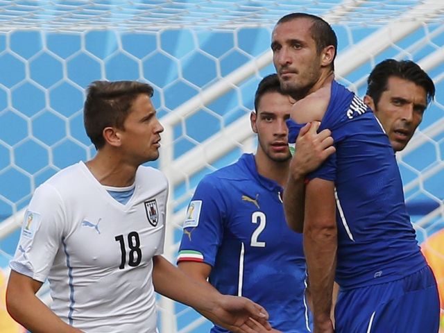 GIF: Gaston Ramirez tries to cover up evidence of Luis Suarez biting Giorgio Chiellini