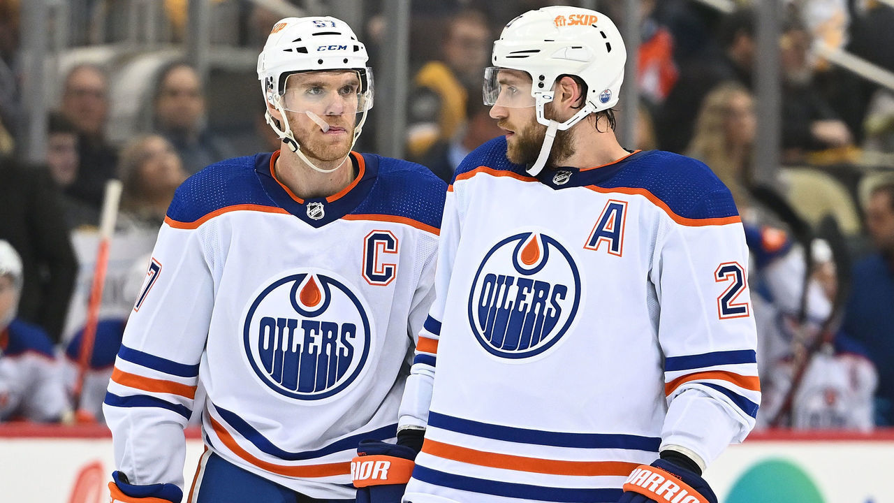 PITTSBURGH, PA - FEBRUARY 23: Leon Draisaitl #29 of the Edmonton Oilers talks with Connor McDavid #97 during a line change in the first period during the game against the Pittsburgh Penguins at PPG PAINTS Arena on February 23, 2023 in Pittsburgh, Pennsylvania.