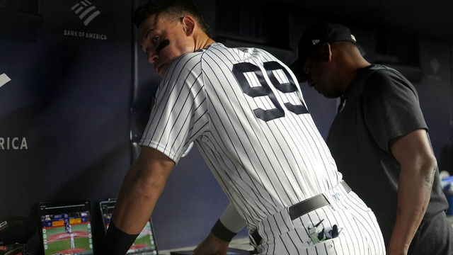 Baseball: New York Yankees Aaron Judge (99) watching a IPAD in the dugout vs Tampa Bay Rays at Yankee Stadium. Bronx, NY 8/17/2022 CREDIT: Erick W. Rasco (Set Number: X164121TK1)