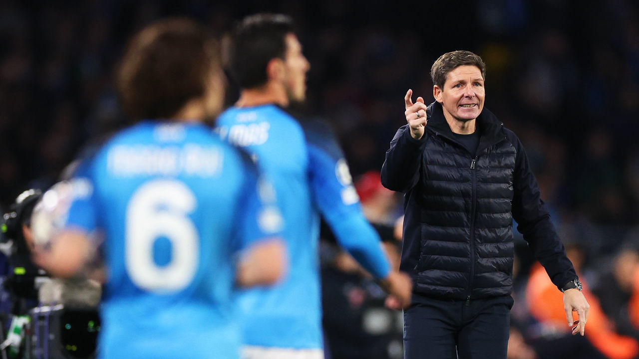 16 March 2023, Italy, Neapel: Soccer: Champions League, SSC Napoli - Eintracht Frankfurt, knockout round, round of 16, second leg, Stadio Diego Armando Maradona. Frankfurt coach Oliver Glasner (r) reacts on the sidelines. Photo: Oliver Weiken/dpa