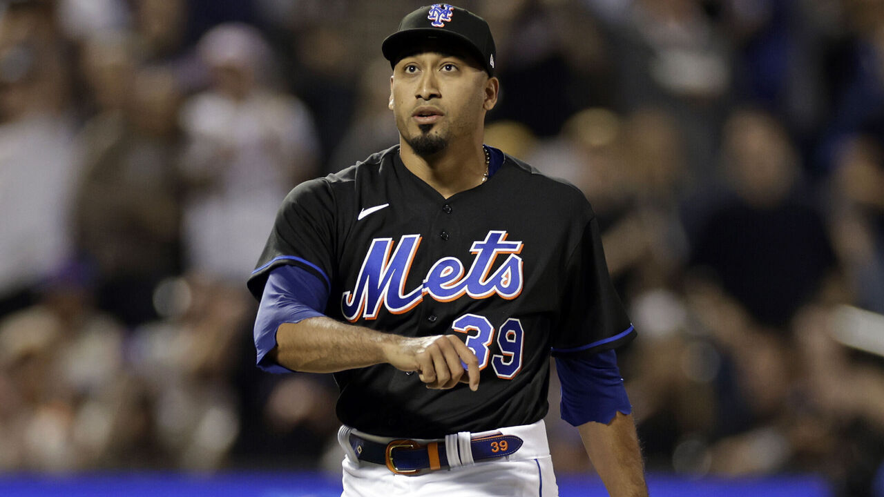 NEW YORK, NY - SEPTEMBER 16: Edwin Diaz #39 of the New York Mets pitches during the eighth inning against the Pittsburgh Pirates at Citi Field on September 16, 2022 in the Queens borough of New York City.