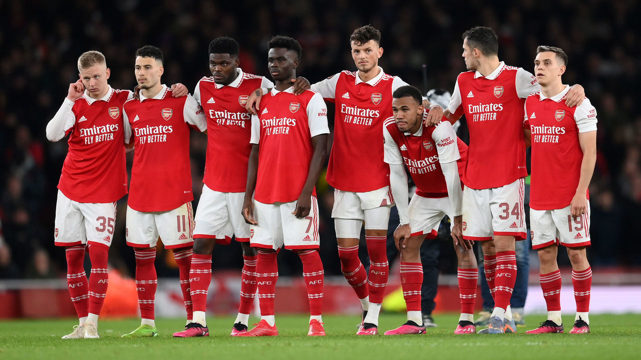 LONDON, ENGLAND - MARCH 16: Players of Arsenal watch on during the penalty shoot out during the UEFA Europa League round of 16 leg two match between Arsenal FC and Sporting CP at Emirates Stadium on March 16, 2023 in London, England.