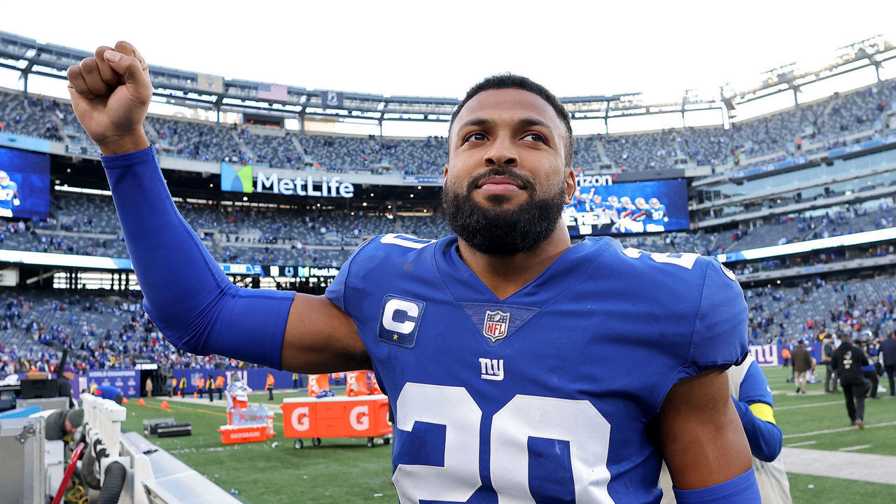 EAST RUTHERFORD, NEW JERSEY - JANUARY 01: Julian Love #20 of the New York Giants celebrates while running off the field after defeating the Indianapolis Colts 38-10 at MetLife Stadium on January 01, 2023 in East Rutherford, New Jersey.