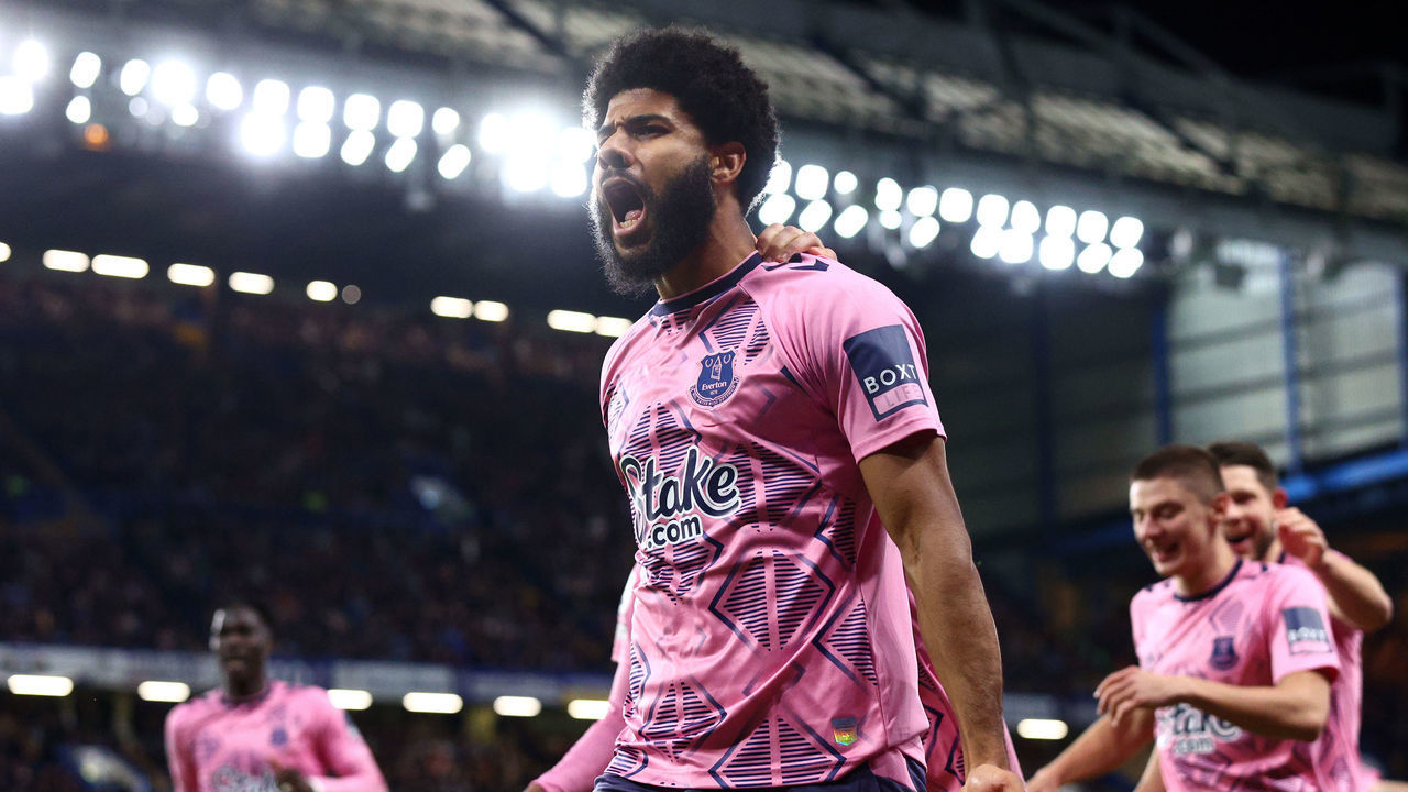 LONDON, ENGLAND - MARCH 18: Ellis Simms of Everton celebrates after scoring the team's second goal with teammates during the Premier League match between Chelsea FC and Everton FC at Stamford Bridge on March 18, 2023 in London, England.