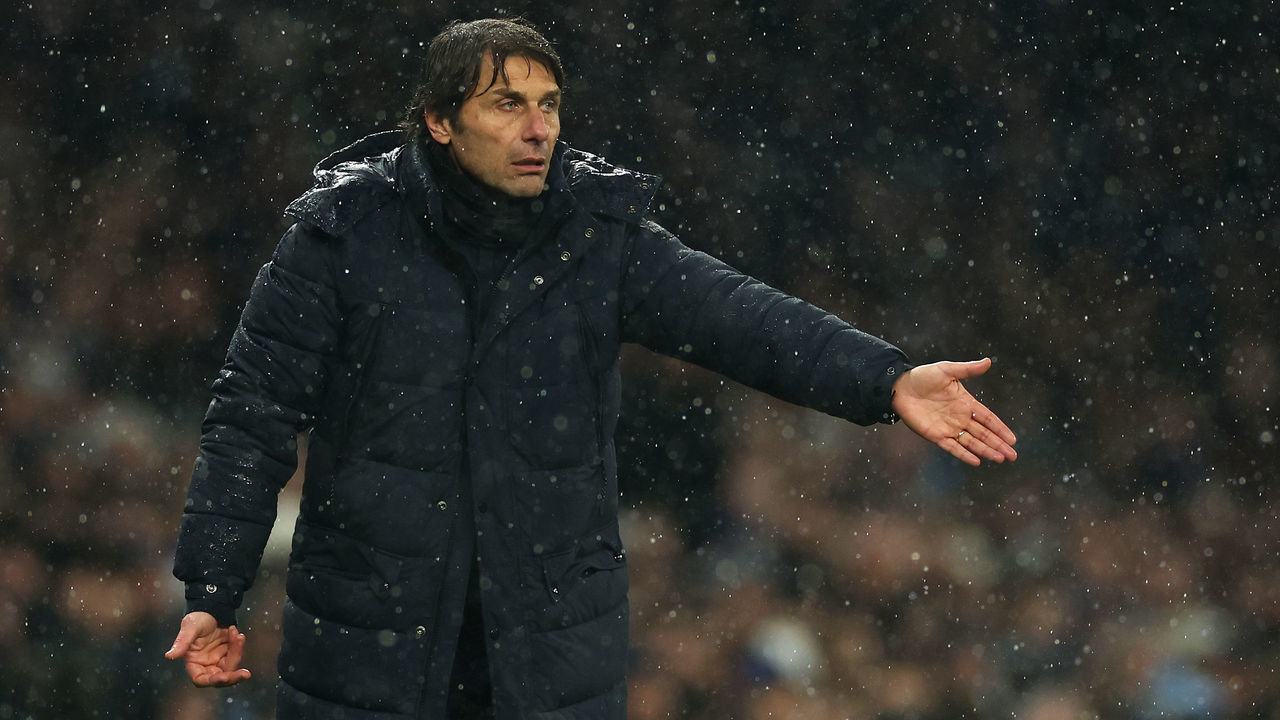 LONDON, ENGLAND - MARCH 08: Tottenham Hotspur Manager Antonio Conte reacts during the UEFA Champions League round of 16 leg two match between Tottenham Hotspur and AC Milan at Tottenham Hotspur Stadium on March 8, 2023 in London, United Kingdom.