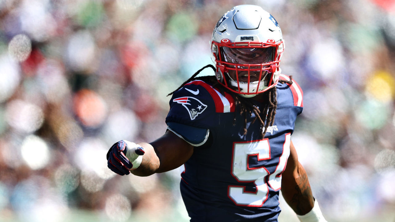 EAST RUTHERFORD, NEW JERSEY - SEPTEMBER 19: Linebacker Dont'a Hightower #54 of the New England Patriots reacts after making a defensive play in the second quarter of the game against the New York Jets at MetLife Stadium on September 19, 2021 in East Rutherford, New Jersey.