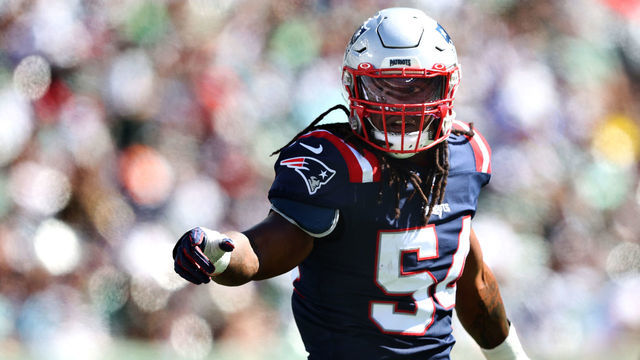 EAST RUTHERFORD, NEW JERSEY - SEPTEMBER 19: Linebacker Dont'a Hightower #54 of the New England Patriots reacts after making a defensive play in the second quarter of the game against the New York Jets at MetLife Stadium on September 19, 2021 in East Rutherford, New Jersey.