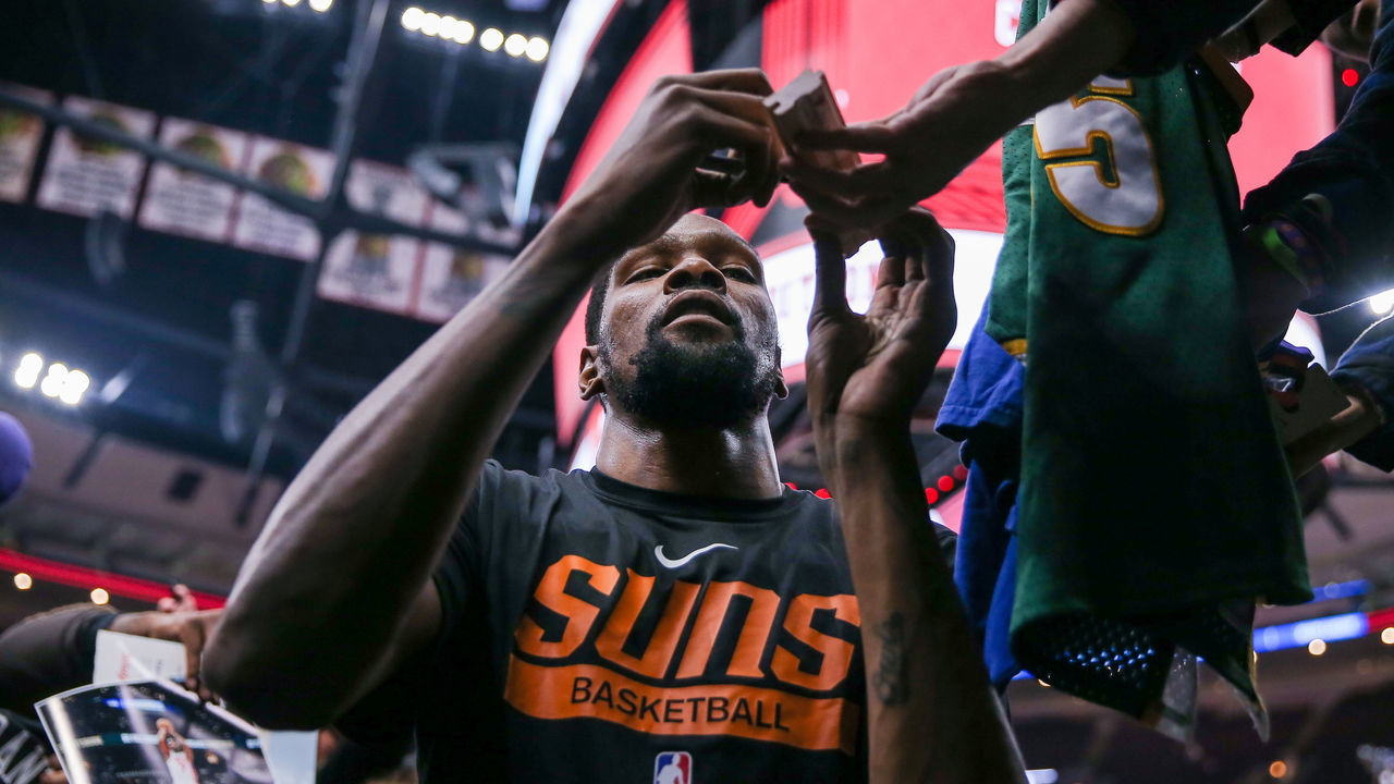 CHICAGO, IL - MARCH 03: Phoenix Suns Forward Kevin Durant (35) signs autographs for fans after warm-ups before a NBA game between the Phoenix Suns and the Chicago Bulls on March 3, 2023 at the United Center in Chicago, IL.