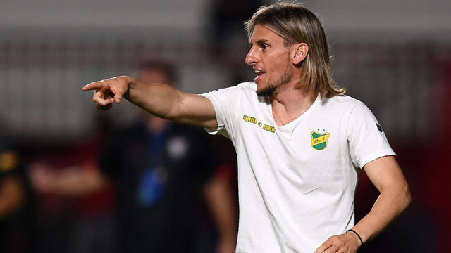 Argentina's Defensa y Justicia coach Sebastian Beccacece gestures during the Copa Sudamericana group stage football match between Brazil's Atletico Goianiense and Argentina's Defensa y Justicia at the Antônio Accioly stadium in Goiania, Brazil, on May 4, 2022.