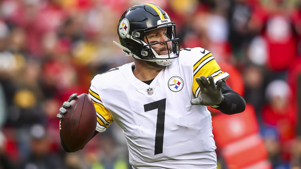 KANSAS CITY, MO - DECEMBER 26: Pittsburgh Steelers quarterback Ben Roethlisberger (7) prepares to pass the ball downfield during the game between the Kansas City Chiefs and the Pittsburgh Steelers on Sunday December 26th, 2021 at Arrowhead Stadium in Kansas City, MO.