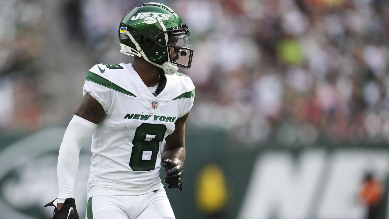 EAST RUTHERFORD, NJ - SEPTEMBER 25: Elijah Moore #8 of the New York Jets plays the field against the Cincinnati Bengals at MetLife Stadium on September 25, 2022 in East Rutherford, New Jersey.