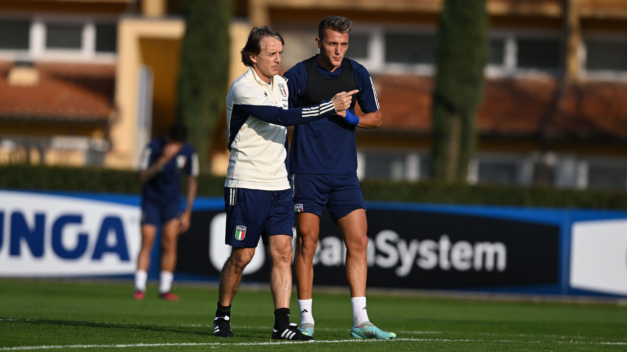 FLORENCE, ITALY - MARCH 21: Head coach of Italy Roberto Mancini speaks with Mateo Retegui during an Italy training session at Centro Tecnico Federale di Coverciano on March 21, 2023 in Florence, Italy.