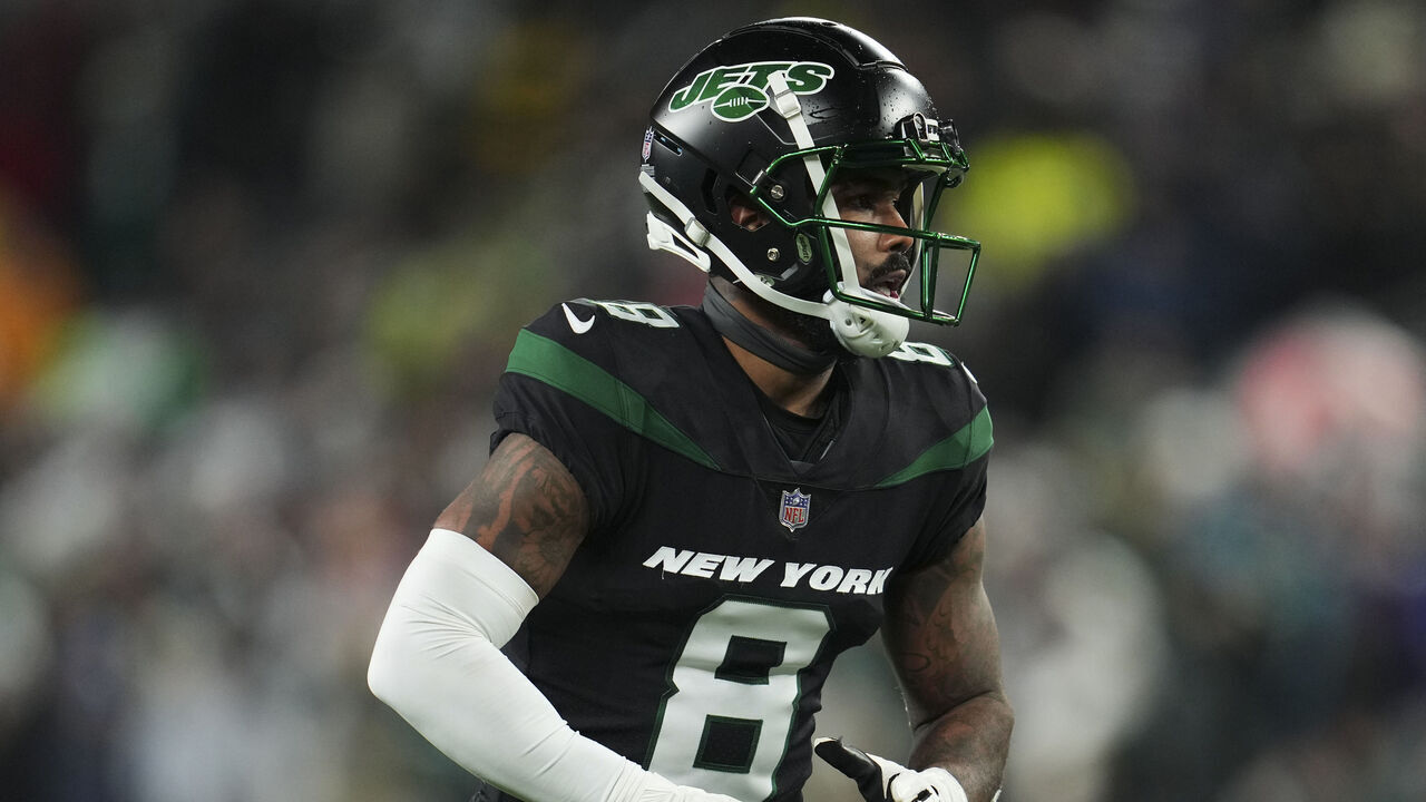 EAST RUTHERFORD, NJ - DECEMBER 22: Elijah Moore #8 of the New York Jets gets set against the Jacksonville Jaguars at MetLife Stadium on December 22, 2022 in East Rutherford, New Jersey.