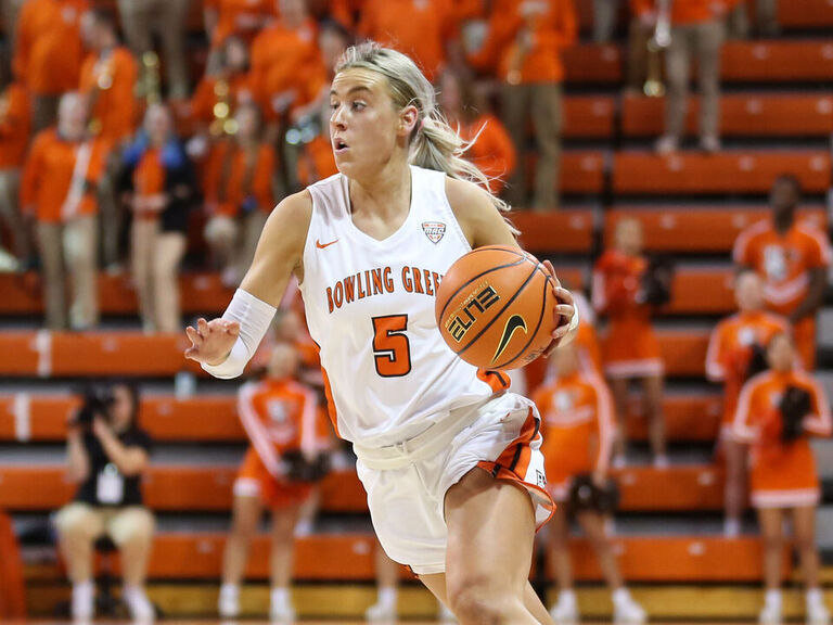 Memphis' Shutes appears to punch Bowling Green's Brett during postgame