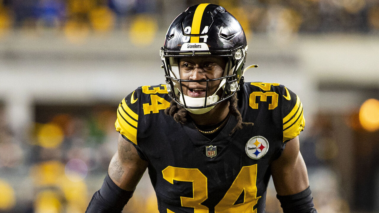PITTSBURGH, PA - NOVEMBER 20: Pittsburgh Steelers safety Terrell Edmunds (34) looks on during the national football league game between the Cincinnati Bengals and the Pittsburgh Steelers on November 20, 2022 at Acrisure Stadium in Pittsburgh, PA.