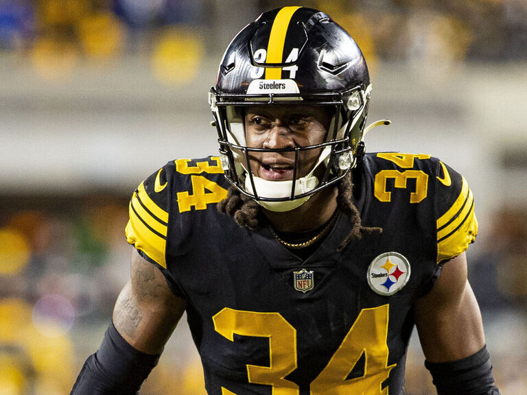 PHILADELPHIA, PA - OCTOBER 30: Pittsburgh Steelers Safety Terrell Edmunds  (34) warms up before the game between the Pittsburgh Steelers and  Philadelphia Eagles on October 30, 2022 at Lincoln Financial Field in