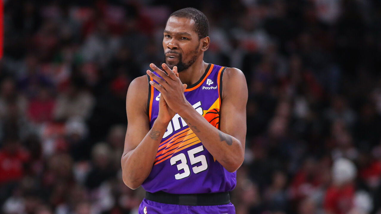 CHICAGO, IL - MARCH 03: Phoenix Suns Forward Kevin Durant (35) reacts to a play during a NBA game between the Phoenix Suns and the Chicago Bulls on March 3, 2023 at the United Center in Chicago, IL.