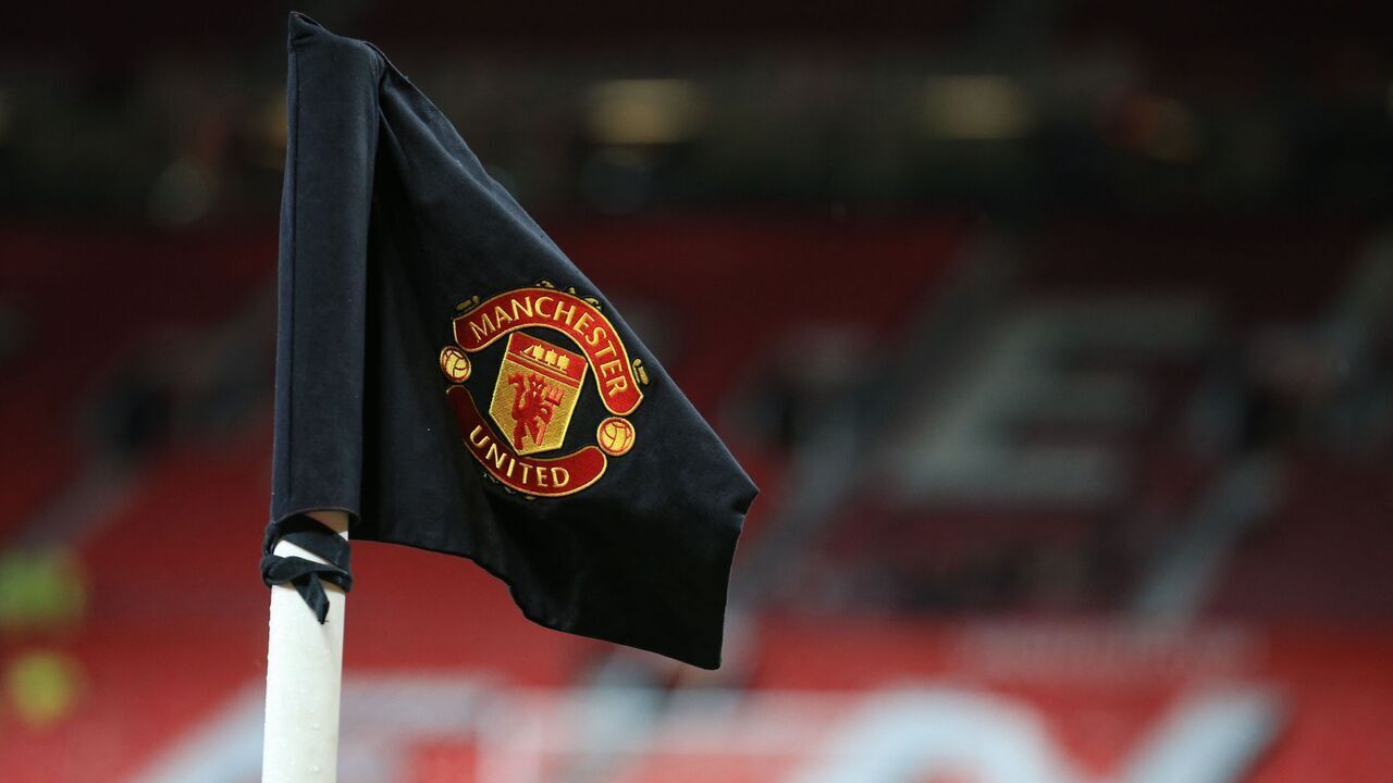 The club's crest is seen on a black corner flag, in commemoration of the Munich Air Disaster of February 1958, ahead of the English FA Cup fourth round football match between Manchester United and Middlesbrough at Old Trafford in Manchester, north-west England, on February 4, 2022. - RESTRICTED TO EDITORIAL USE. No use with unauthorized audio, video, data, fixture lists, club/league logos or 'live' services. Online in-match use limited to 120 images. An additional 40 images may be used in extra time. No video emulation. Social media in-match use limited to 120 images. An additional 40 images may be used in extra time. No use in betting publications, games or single club/league/player publications.