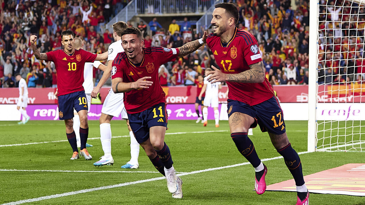 MALAGA, SPAIN - MARCH 25: Joselu Mato of Spain celebrates after scoring their side's second goal with his teammate Yeremy Pino of Spain during the UEFA EURO 2024 Qualifying Round Group A match between Spain and Norway at La Rosaleda Stadium on March 25, 2023 in Malaga, Spain.