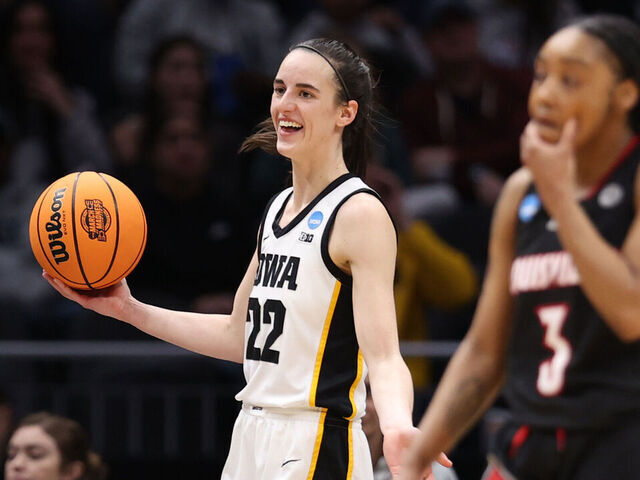 SEATTLE, WASHINGTON - 26 DE MARZO: Caitlin Clark #22 de los Iowa Hawkeyes reacciona durante el último cuarto del partido contra los Louisville Cardinals en la ronda Elite Eight del Torneo de Baloncesto Femenino de la NCAA en el Climate Pledge Arena el 26 de marzo de 2023 en Seattle, Washington.