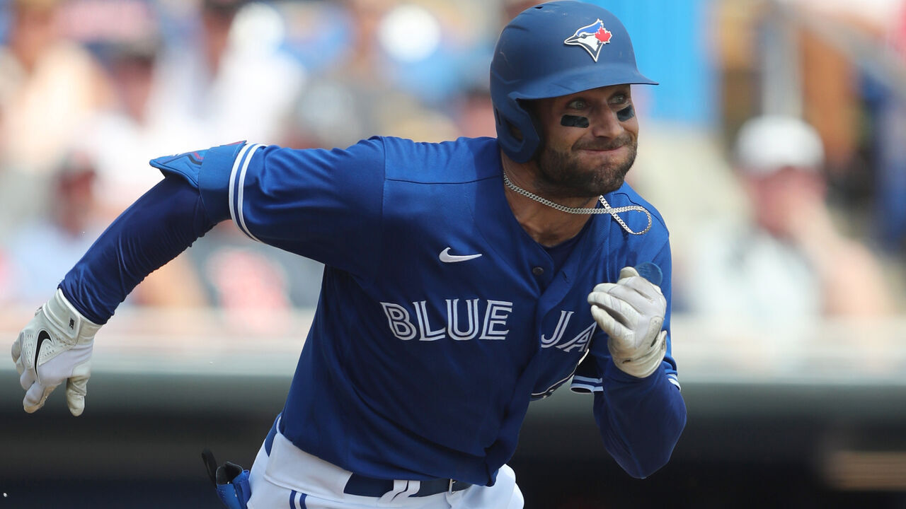 DUNEDIN, FL - MARCH 13: Toronto Blue Jays Center field Kevin Kiermaier (39) hustles down to first base during the spring training game between the Boston Red Sox and the Toronto Blue Jays on March 13, 2023, at the TD Ballpark in Dunedin, FL.
