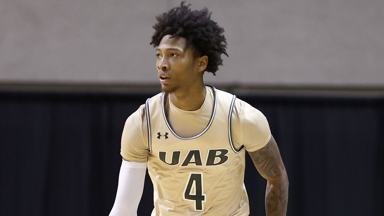 DAYTONA BEACH, FL - NOVEMBER 22: UAB Blazers guard Eric Gaines (4) dribbles during the game between the UAB Blazers and the Georgia Bulldogs in the Sunshine Slam on November 22, 2022 at the Ocean Center in Daytona Beach, Fl.