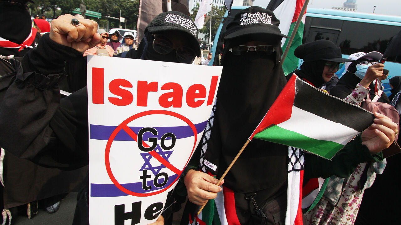 JAKARTA, INDONESIA - MARCH 20: Hundred of protesters hold a protest near the State Palace in Jakarta, Indonesia on March 20, 2023. The protesters demanded the Indonesian government reject Israeli soccer team participation in the upcoming FIFA U-20 World Cup which will be hosted in Indonesia.