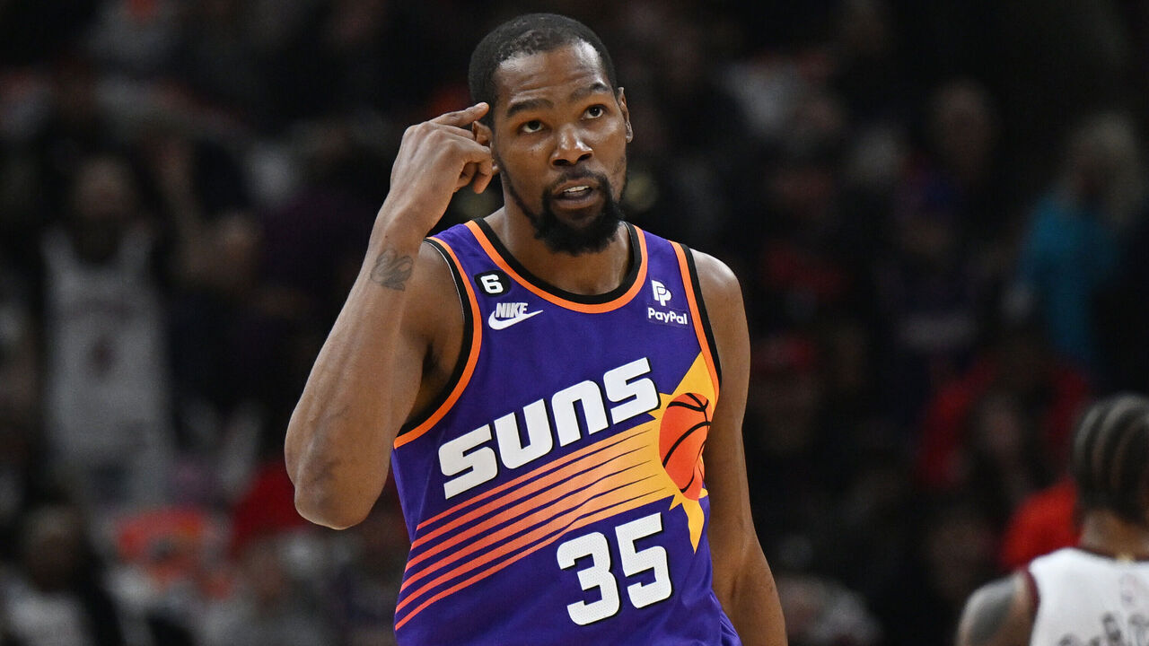 CHICAGO, ILLINOIS - MARCH 03: Kevin Durant #35 of the Phoenix Suns during the game against the Chicago Bulls at United Center on March 03, 2023 in Chicago, Illinois.