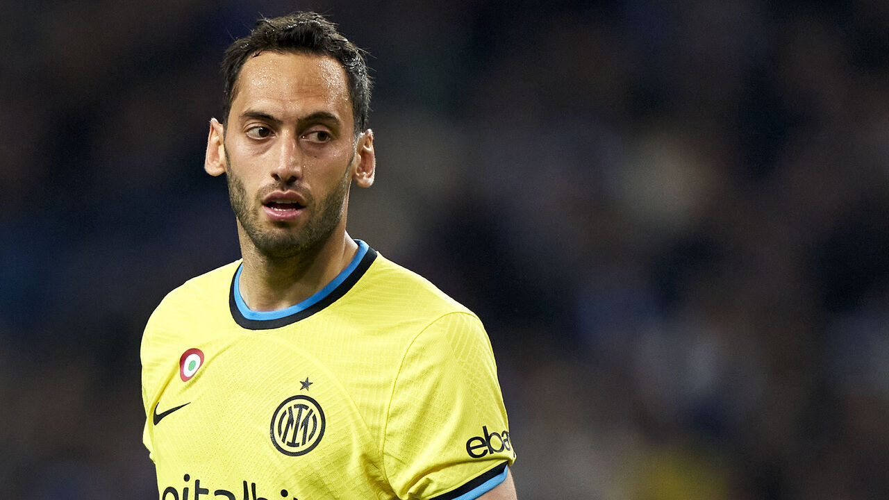 PORTO, PORTUGAL - MARCH 14: Hakan Calhanoglu of FC Internazionale Milano looks on during the UEFA Champions League round of 16 leg two match between FC Porto and FC Internazionale at Estadio do Dragao on March 14, 2023 in Porto, Portugal.