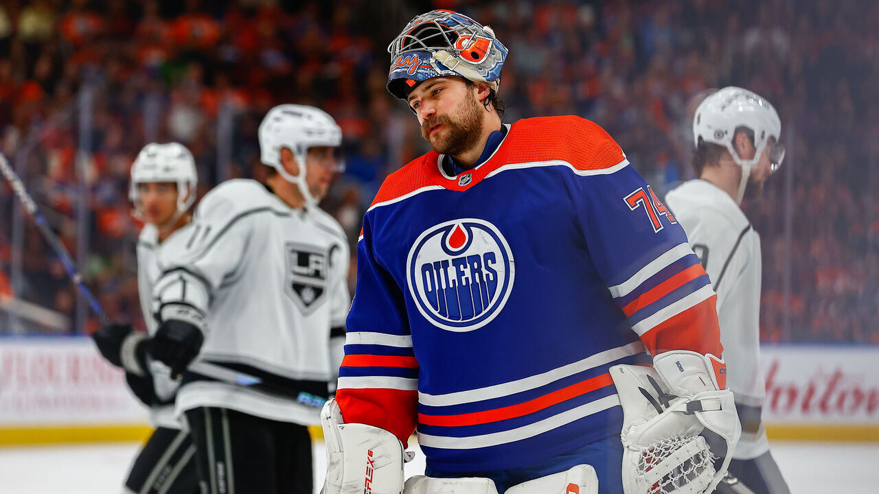 EDMONTON, AB - MARCH 30: Edmonton Oilers Goalie Stuart Skinner (74) takes his mask off and takes a moment to re set in the second period of the Edmonton Oilers game versus the Los Angeles Kings on March 30, 2023 at Rogers Place in Edmonton, AB.