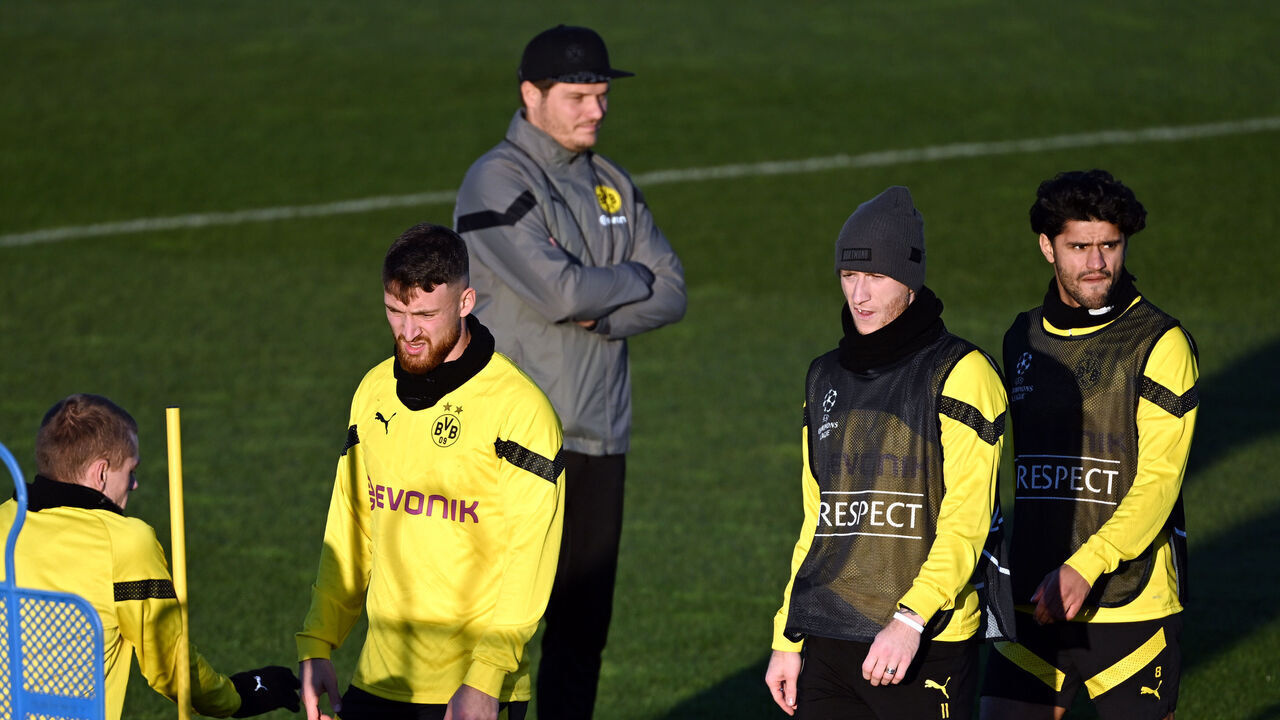 14 February 2023, North Rhine-Westphalia, Dortmund: Soccer: Champions League, before the round of 16 first leg Borussia Dortmund - Chelsea FC. Coach Edin Terzic watches his players during final training before the Champions League against Chelsea FC. Photo: Federico Gambarini/dpa