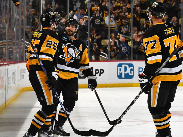 Penguins double up Flyers in Letang's 1000th game | theScore.com