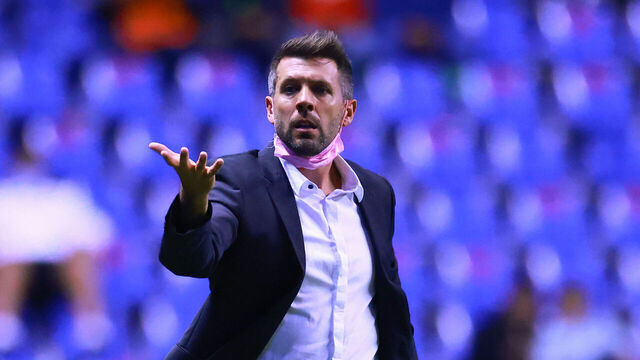 PUEBLA, MEXICO - OCTOBER 01: Paulo Pezzolano, head coach of Pachuca gestures during the 12th round match between Puebla and Pachuca as part of the Torneo Grita Mexico A21 Liga MX at Cuauhtemoc Stadium on October 01, 2021 in Puebla, Mexico.