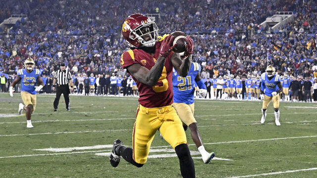 Pasadena, CA - November 19: wide receiver Jordan Addison #3 of the USC Trojans catches a pass for touchdown against he UCLA Bruins in the second half of a NCAA Football game at the Rose Bowl in Pasadena on Saturday, November 19, 2022. USC Trojans won 48-45.
