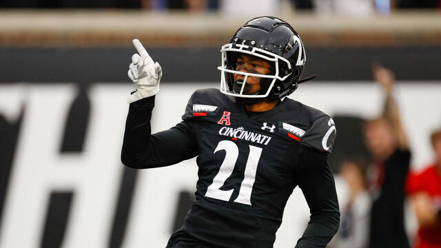 CINCINNATI, OH - NOVEMBER 05: Cincinnati Bearcats wide receiver Tyler Scott (21) reacts after scoring a touchdown during the game against the Navy Midshipmen and the Cincinnati Bearcats on November 5, 2022, at Nippert Stadium in Cincinnati, OH.