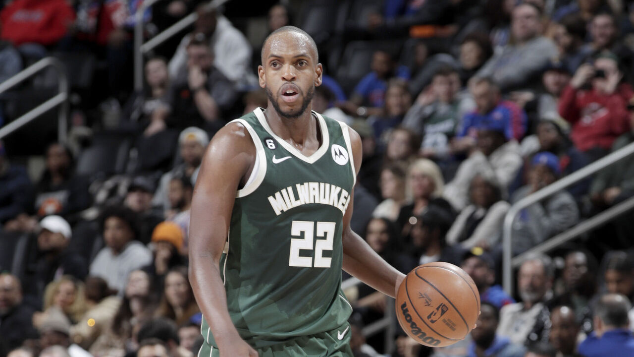 DETROIT, MI - MARCH 27: Khris Middleton #22 of the Milwaukee Bucks dribbles the ball against the Detroit Pistons on March 27, 2023 at Little Caesars Arena in Detroit, Michigan. NOTE TO USER: User expressly acknowledges and agrees that, by downloading and/or using this photograph, User is consenting to the terms and conditions of the Getty Images License Agreement. Mandatory Copyright Notice: Copyright 2023 NBAE